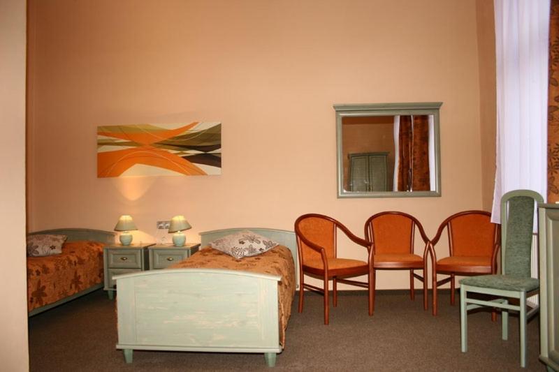 Zlaty Lev Hotel Louny Quarto foto